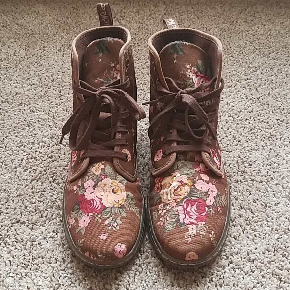 Shoreditch 7 Eye Boots

by Dr. Martens